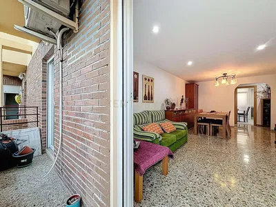 Mutfak; mutfak aletleri, ahşap zemin, doğal ışık, modern stil