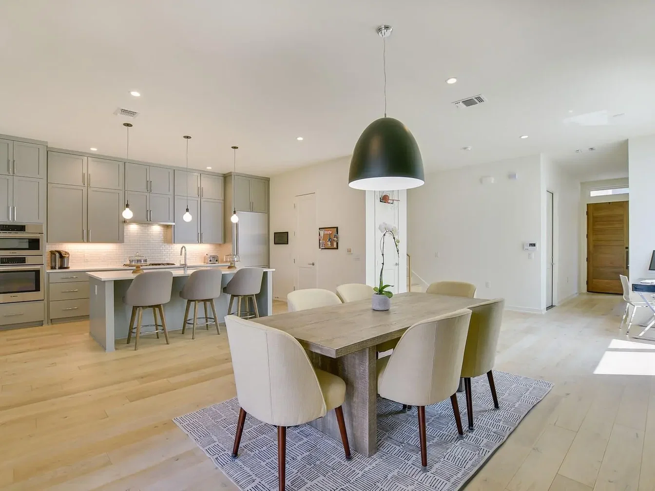 Küche; küchengeräte, holzboden, tageslicht, moderner stil