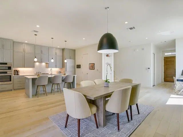 Küche; küchengeräte, holzboden, tageslicht, moderner stil