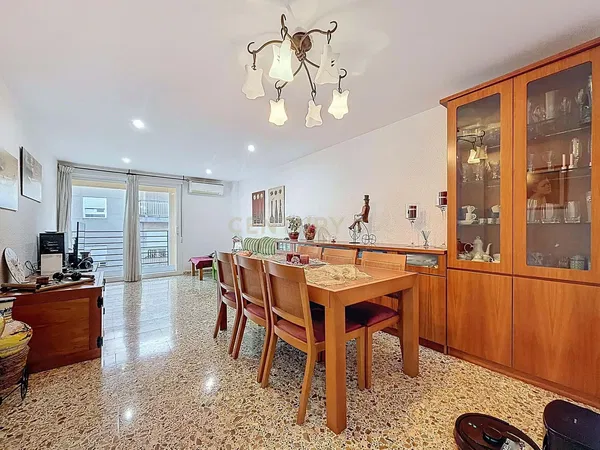 Cuisine; électroménager, parquet, lumière naturelle, style moderne