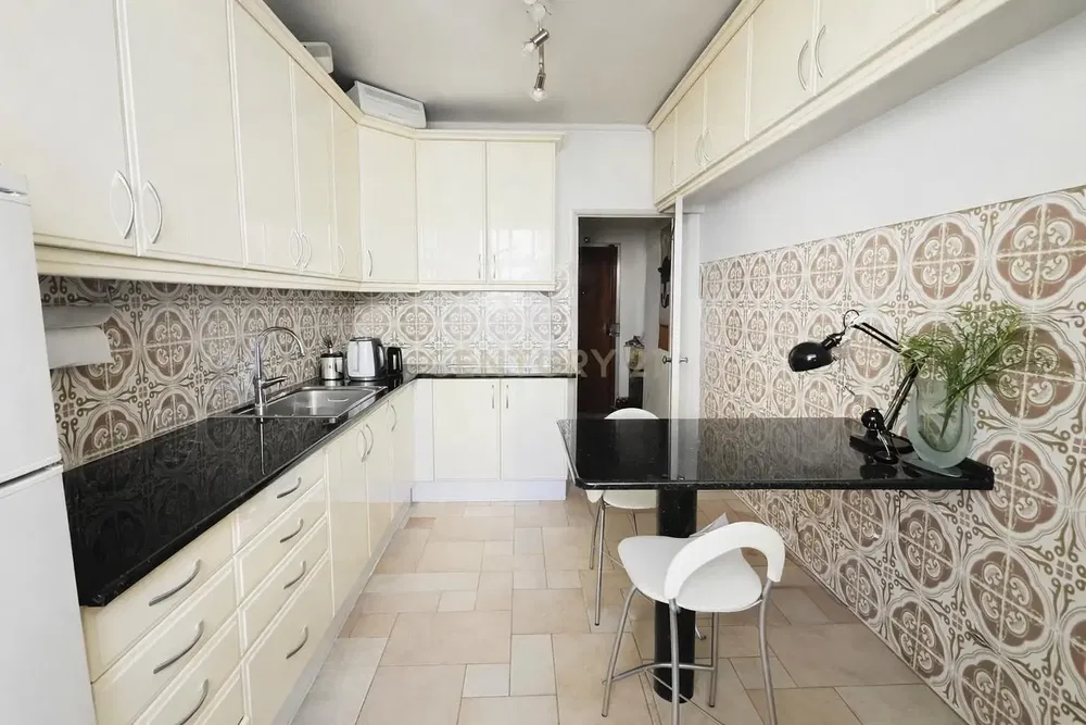 Кухиња; кухињски апарати, дрвени под, природно светло, модерни стил