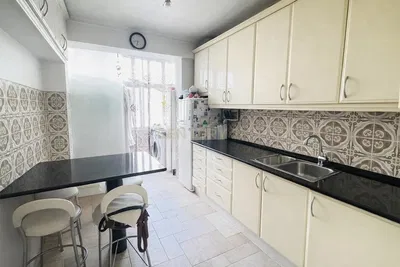 Кухиња; кухињски апарати, дрвени под, природно светло, модерни стил