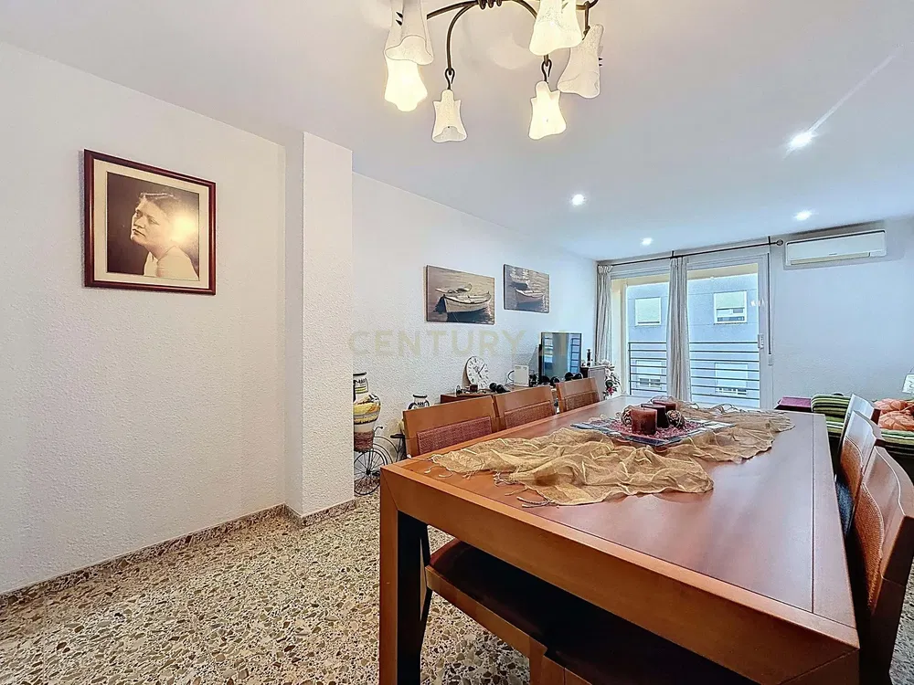 Cuisine; électroménager, parquet, lumière naturelle, style moderne