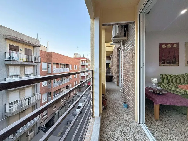 غرفة معيشة; أرضية خشبية, ضوء طبيعي, أسلوب عصري