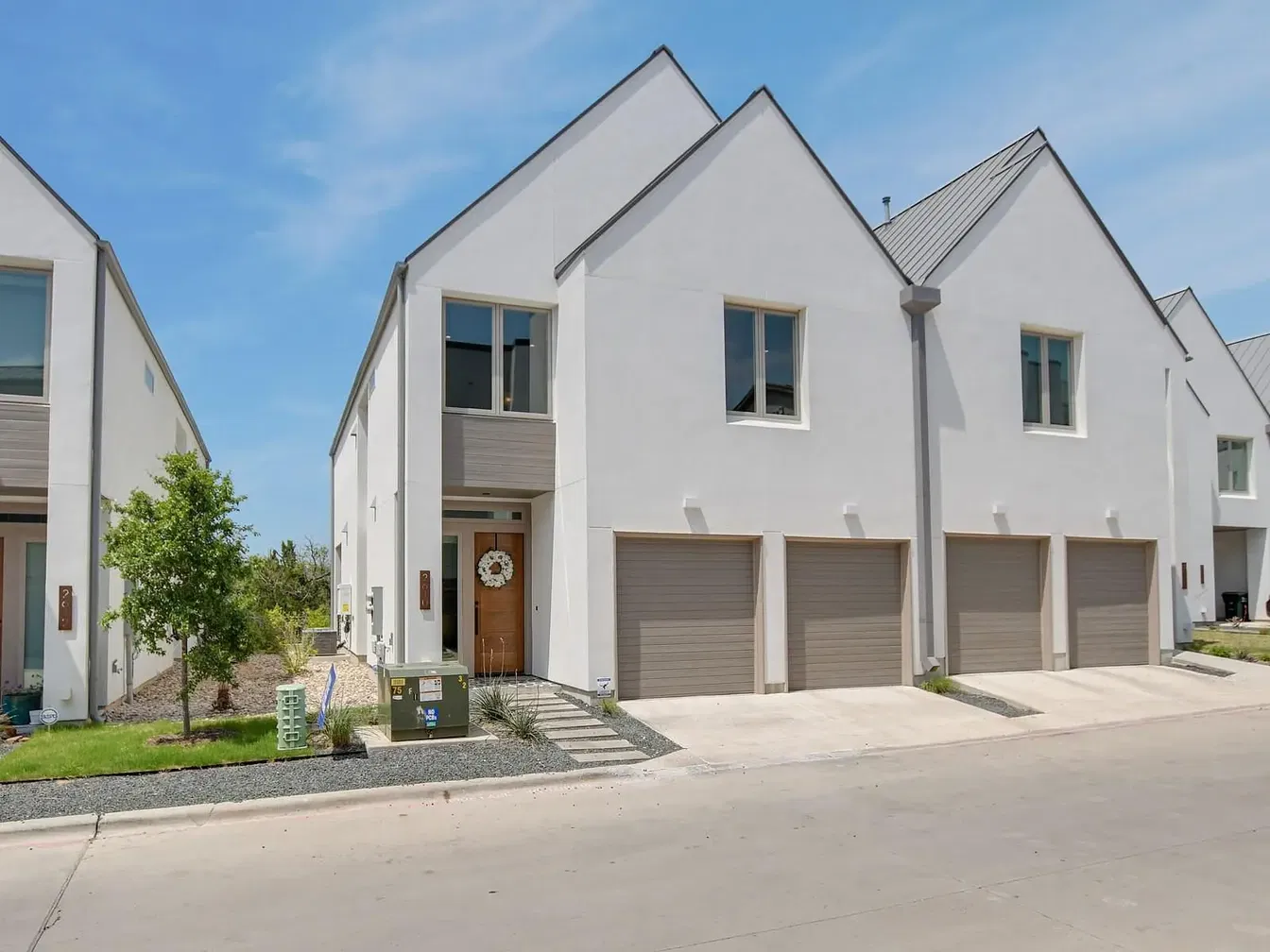 Küche; küchengeräte, holzboden, tageslicht, moderner stil