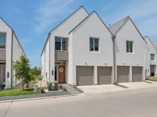 Küche; küchengeräte, holzboden, tageslicht, moderner stil