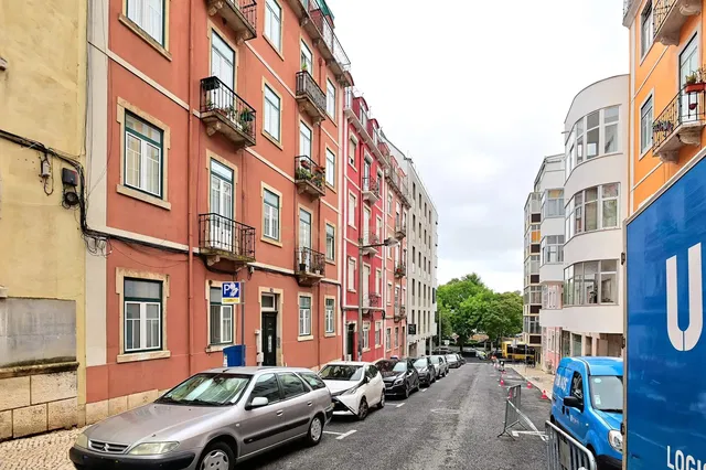 Mutfak; mutfak aletleri, ahşap zemin, doğal ışık, modern stil