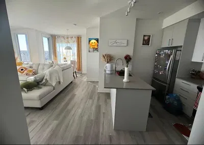 Wohnzimmer; holzboden, tageslicht, moderner stil, hohe decken