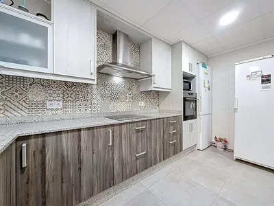 Cuisine; électroménager, parquet, lumière naturelle, style moderne, rénové