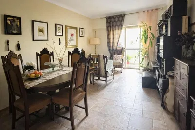 Дневна соба; дрвени под, природно светло, модерни стил, високи плафони