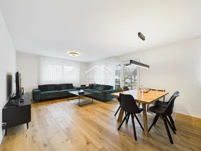 Дневна соба; дрвени под, природно светло, модерни стил, високи плафони