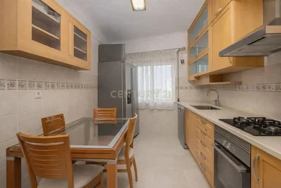 Salon; parquet, lumière naturelle, style moderne, hauteur sous plafond