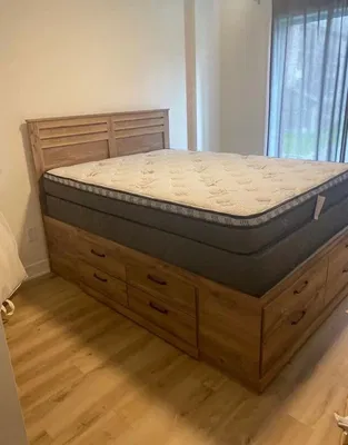 Wohnzimmer; holzboden, tageslicht, moderner stil, hohe decken