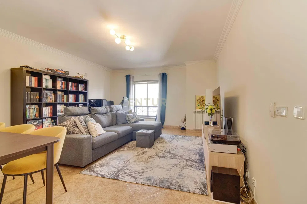 Дневна соба; дрвени под, природно светло, модерни стил, високи плафони