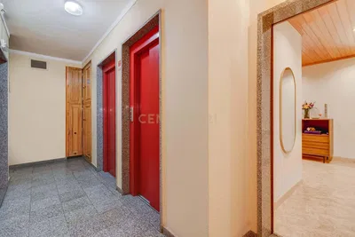 Дневна соба; дрвени под, природно светло, модерни стил, високи плафони