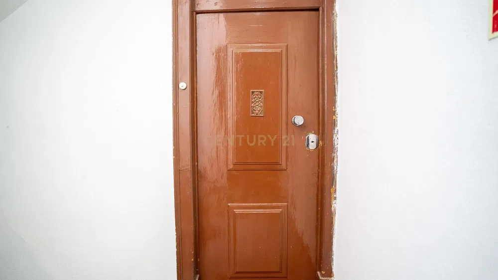 Дневна соба; дрвени под, природно светло, модерни стил, високи плафони