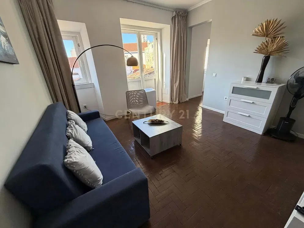 Wohnzimmer; holzboden, tageslicht, moderner stil, hohe decken