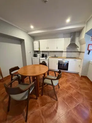 Wohnzimmer; holzboden, tageslicht, moderner stil, hohe decken