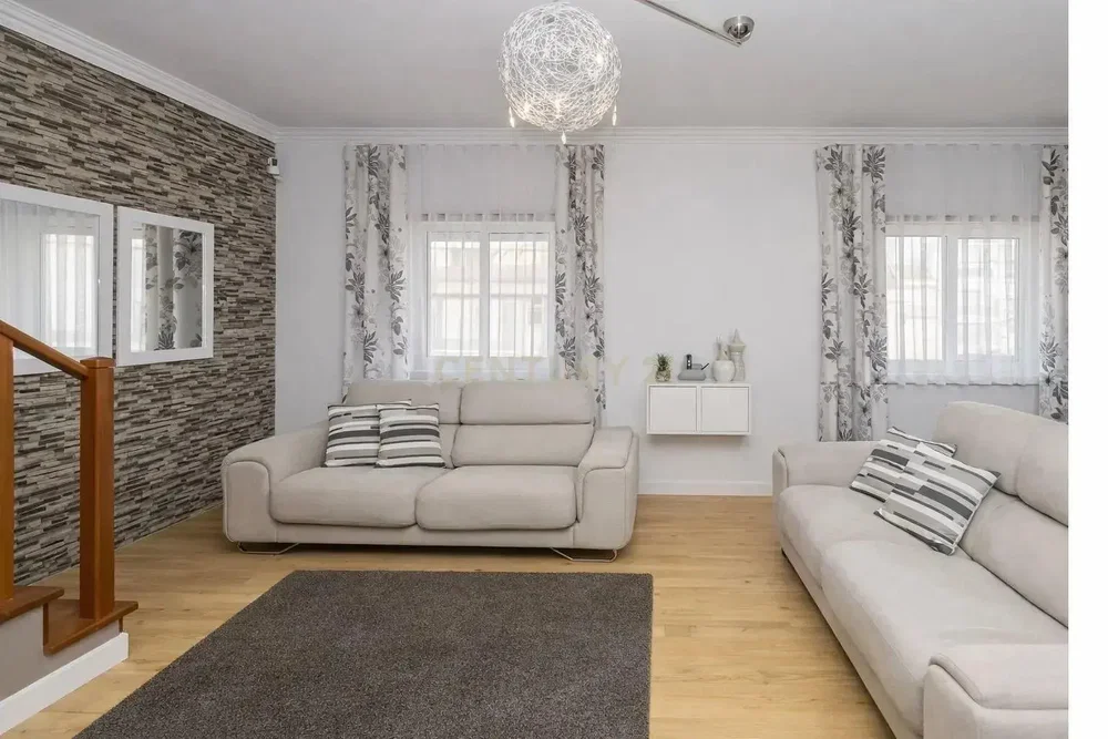 Salon; parquet, lumière naturelle, style moderne, hauteur sous plafond