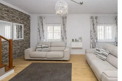 Salon; parquet, lumière naturelle, style moderne, hauteur sous plafond