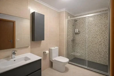 Salon; parquet, lumière naturelle, style moderne, hauteur sous plafond