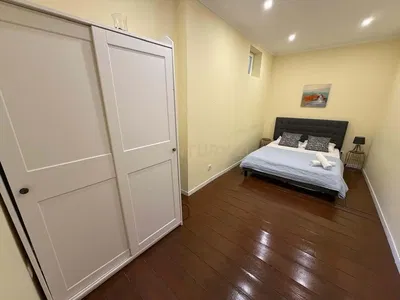 Wohnzimmer; holzboden, tageslicht, moderner stil, hohe decken