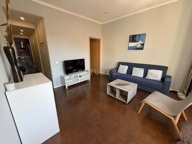 Salón; suelo de madera, luz natural, estilo moderno, techos altos