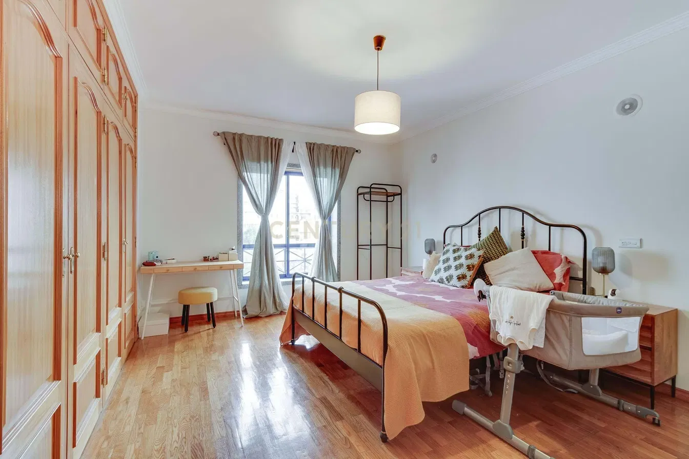 غرفة معيشة; أرضية خشبية, ضوء طبيعي, أسلوب عصري, أسقف عالية