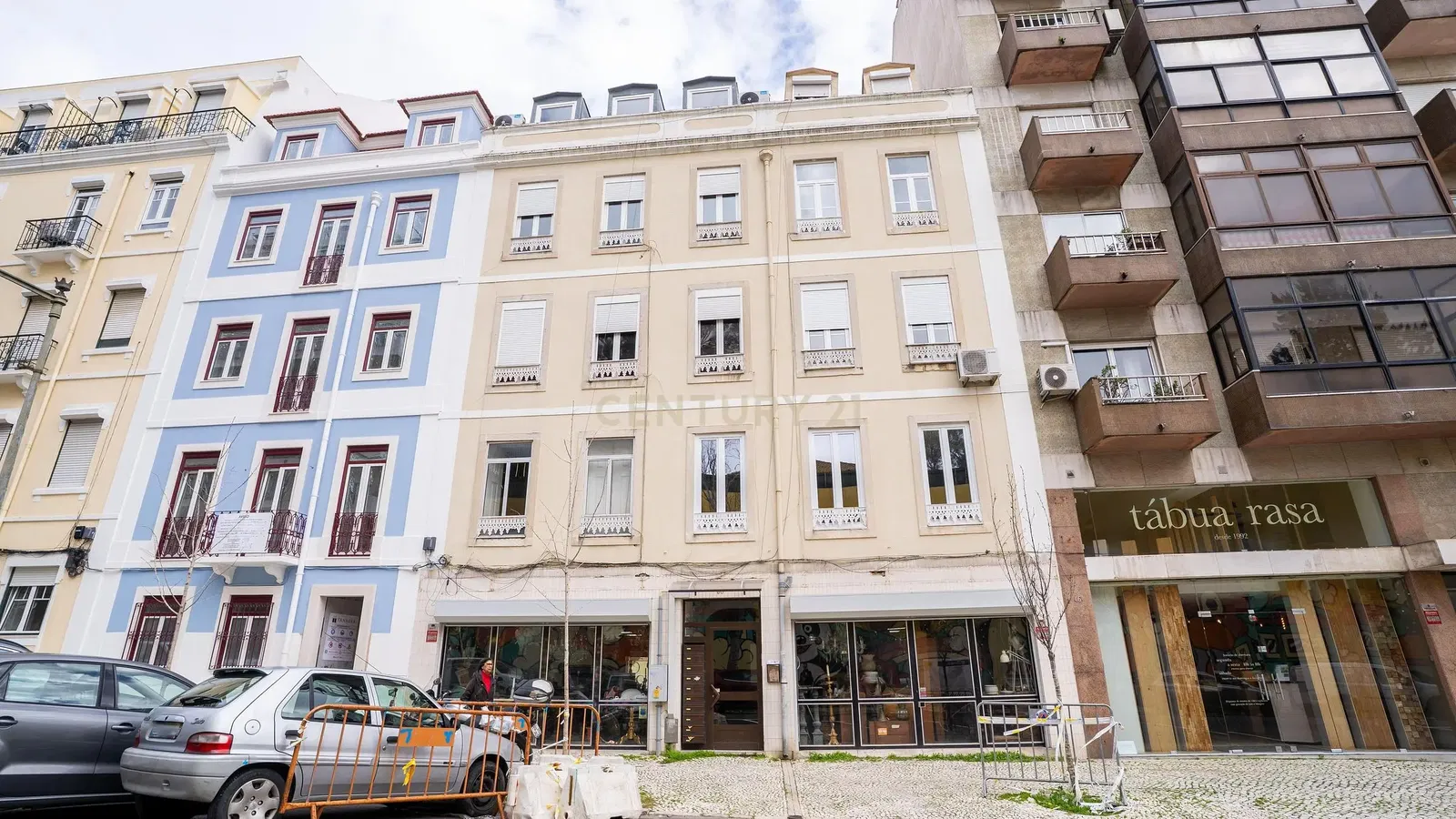 Дневна соба; дрвени под, природно светло, модерни стил, високи плафони