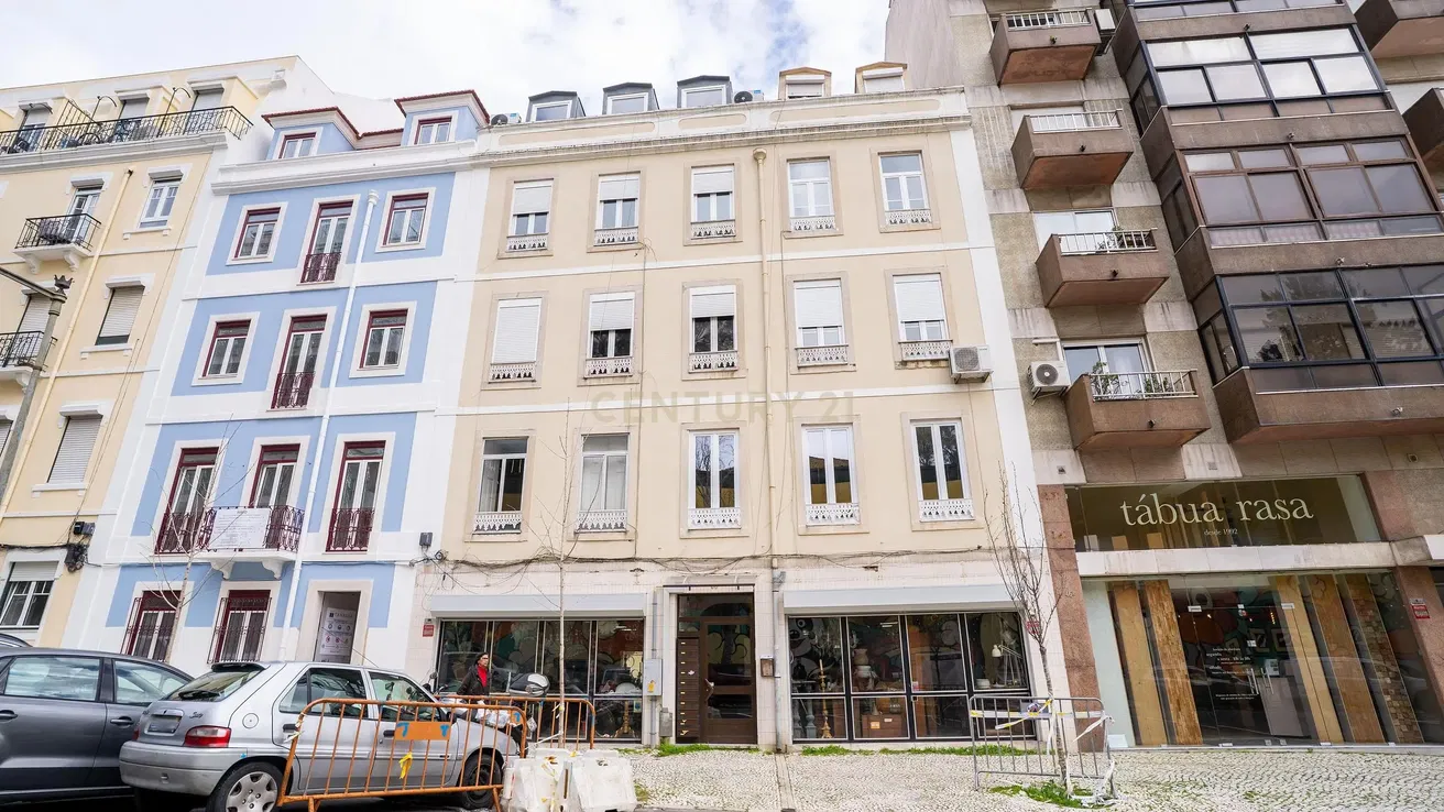 Salon; parquet, lumière naturelle, style moderne, hauteur sous plafond