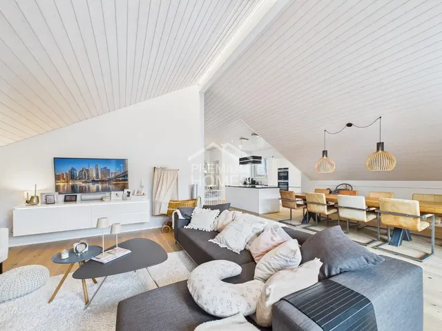 Wohnzimmer; holzboden, tageslicht, moderner stil, hohe decken