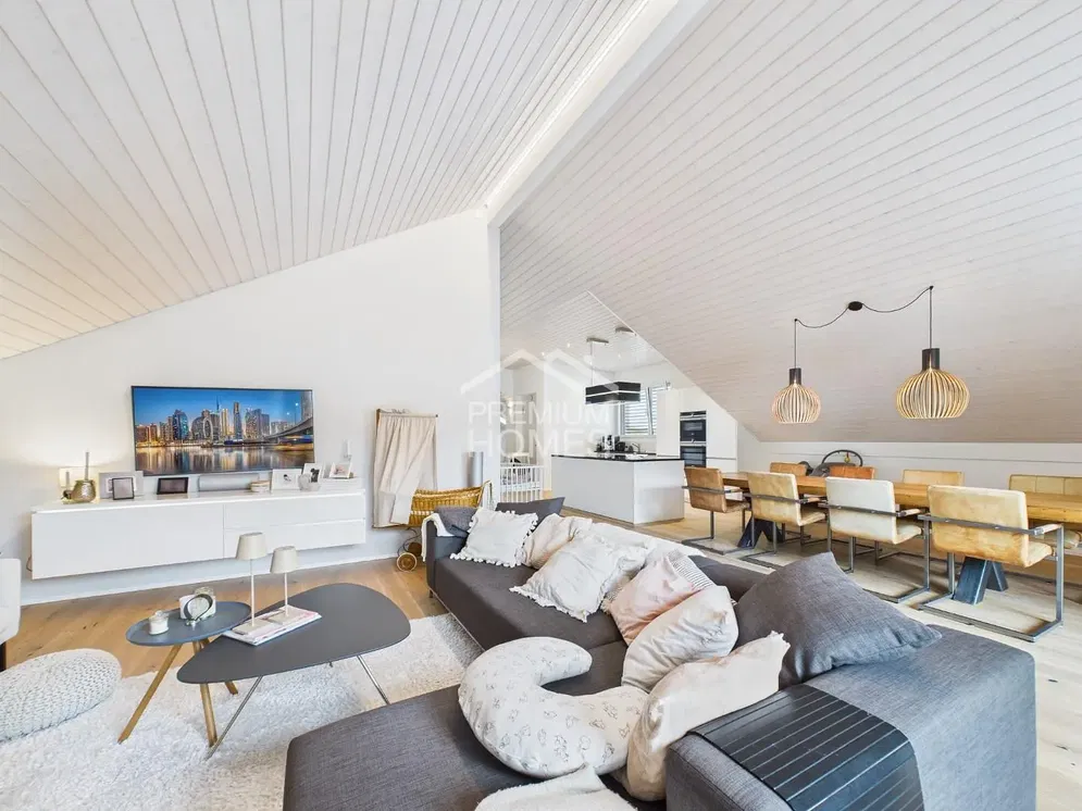 Wohnzimmer; holzboden, tageslicht, moderner stil, hohe decken