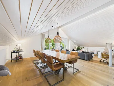 Dnevni boravak; drveni pod, prirodna svjetlost, moderan stil, visoki stropovi