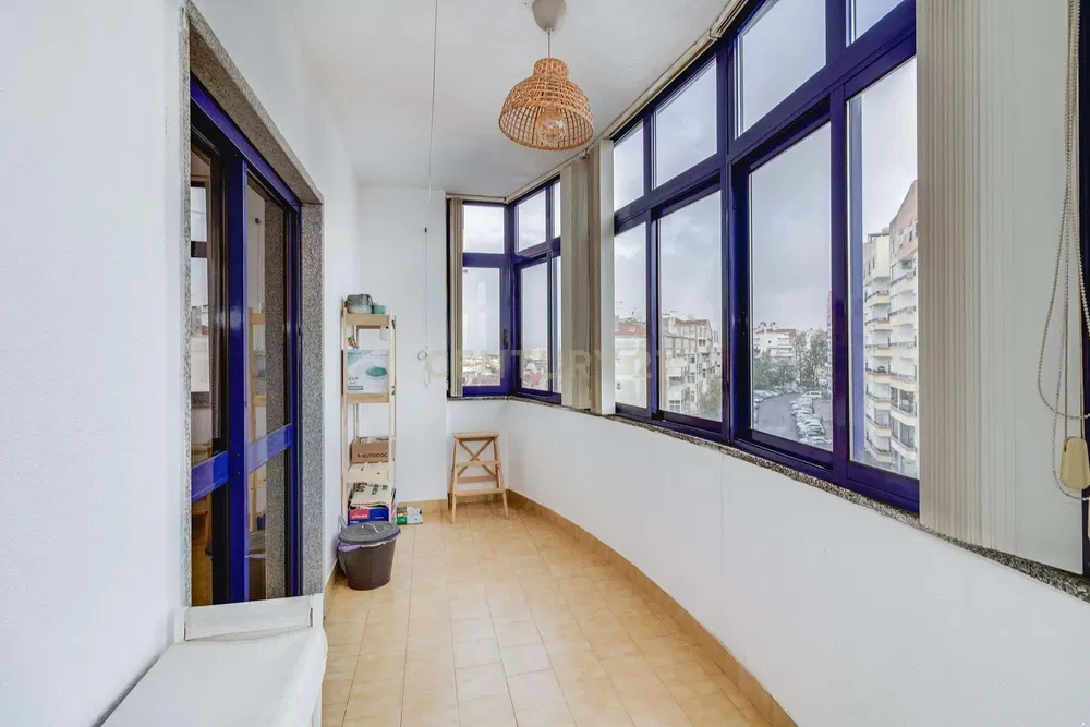 Дневна соба; дрвени под, природно светло, модерни стил, високи плафони