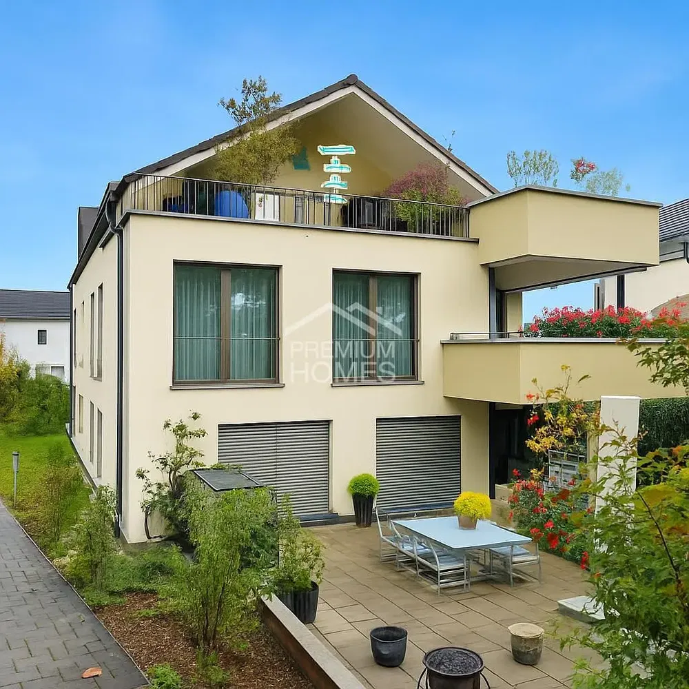 Wohnzimmer; holzboden, tageslicht, moderner stil, hohe decken