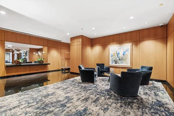 Wohnzimmer; holzboden, tageslicht, moderner stil, hohe decken