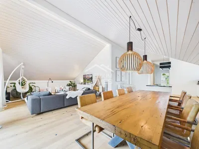 Wohnzimmer; holzboden, tageslicht, moderner stil, hohe decken