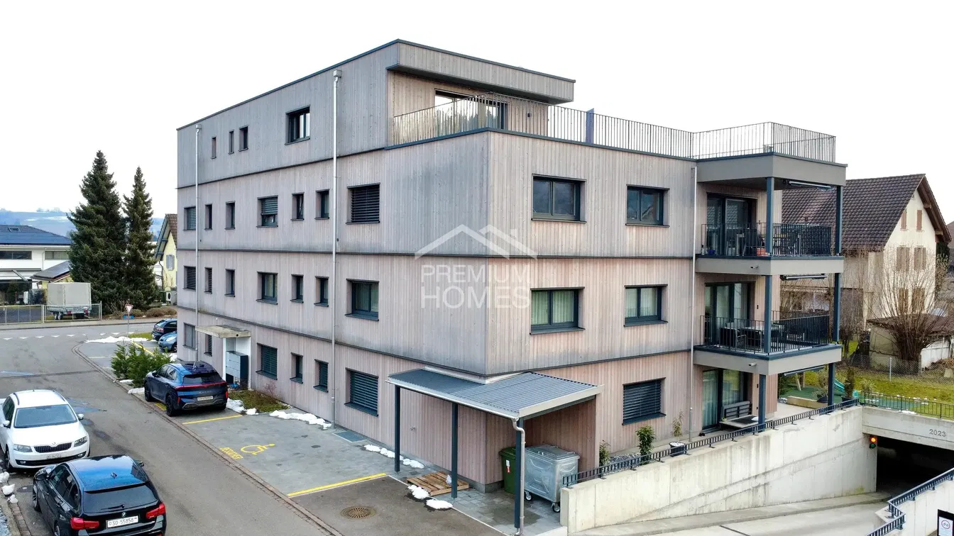 Wohnzimmer; holzboden, tageslicht, moderner stil, hohe decken