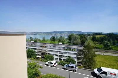 Obývací pokoj; dřevěná podlaha, přirozené světlo, moderní styl, vysoké stropy