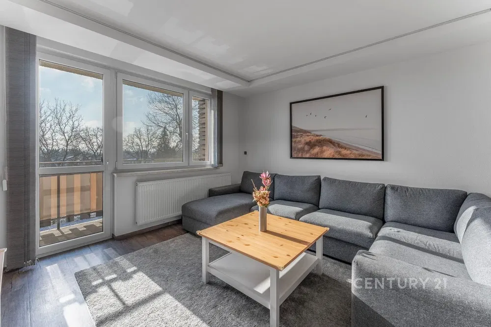 Salón; suelo de madera, luz natural, estilo moderno, techos altos