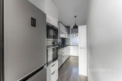 Salón; suelo de madera, luz natural, estilo moderno, techos altos