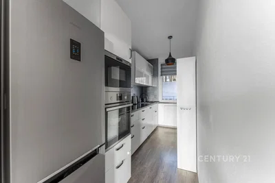 Хол; дървен под, естествена светлина, модерен стил, високи тавани