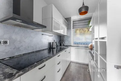 Salón; suelo de madera, luz natural, estilo moderno, techos altos