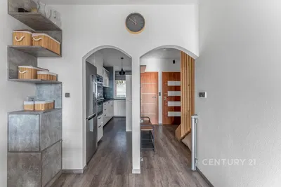 Salón; suelo de madera, luz natural, estilo moderno, techos altos