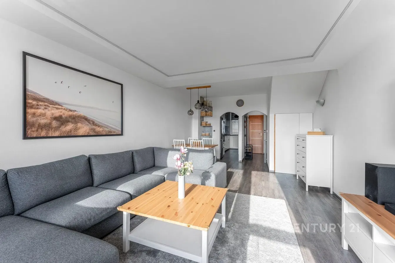 Salón; suelo de madera, luz natural, estilo moderno, techos altos