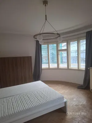 Кухня; кухненски уреди, дървен под, естествена светлина, модерен стил