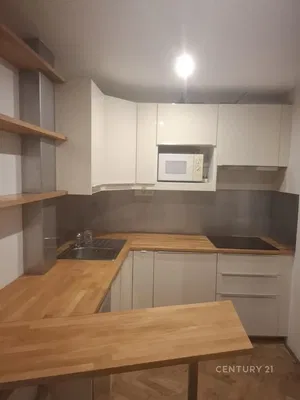 Кухня; кухненски уреди, дървен под, естествена светлина, модерен стил