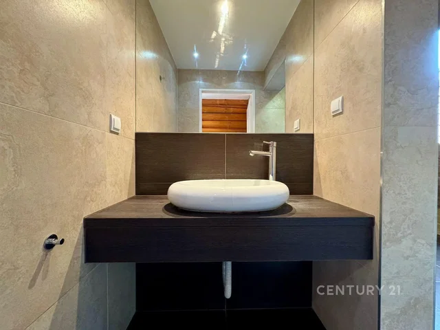 Cozinha; eletrodomésticos, chão de madeira, luz natural, estilo moderno