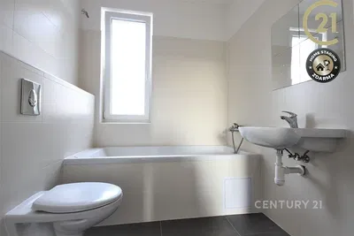 Cocina; electrodomésticos, suelo de madera, luz natural, estilo moderno