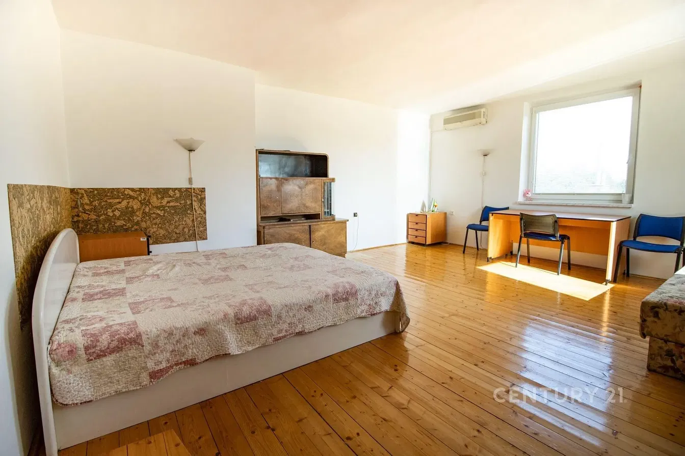 Küche; küchengeräte, holzboden, tageslicht, moderner stil